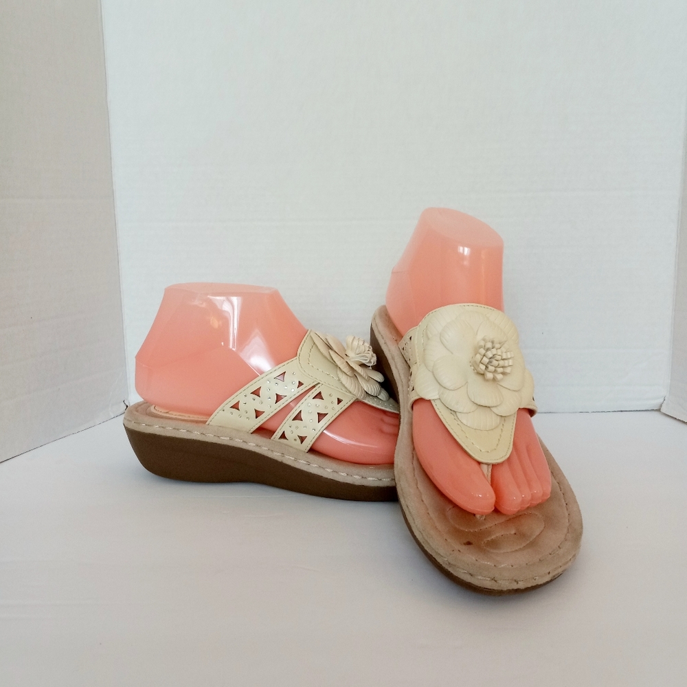 Cliffs by White Mountain Cynthia flower design sandals size 7.5